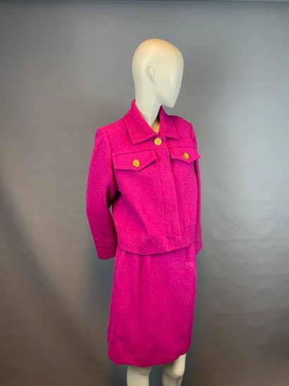 null GIVENCHY

Raspberry wool outfit consisting of a jacket, long sleeves, small...