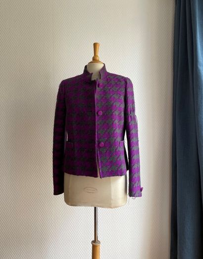 null Lot de vêtements dont :

Salvatore FERRAGAMO

- Veste en bouclette bleu marine...