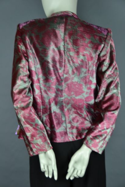 null Christian LACROIX

Veste en velours et lurex (viscose) dans un camaïeu de violet,...