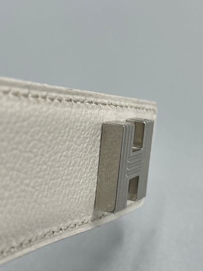 null HERMES Paris 

Ceinture en veau blanc surpiqué, boucle H en métal rhodié striée...