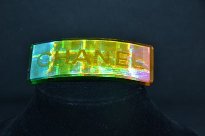 *CHANEL 
Large barrette made of an inclusion of resin tinted "rainbow", the letters...