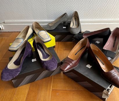 null Fratelli ROSSETTI 

Cinq paires de chaussures :

- Mocassins en cuir beige encadrement...