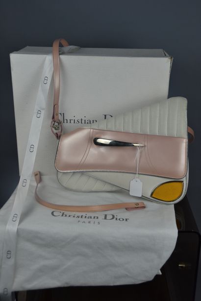 null *Christian DIOR 

Sac "Selle" 2001 en cuir blanc perforé et rose, sangle en...