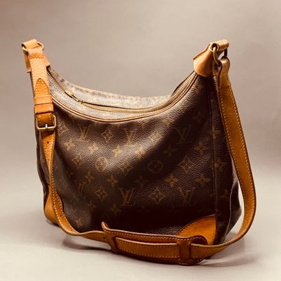 null Louis VUITTON 

Boulogne" bag in monogram canvas and natural leather, zipper,...