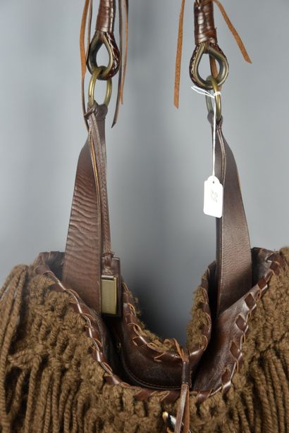 null *DOLCE & GABANNA

Brown leather and wool XL bag with bangs, handle, with identification...
