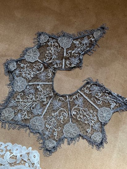 null Lot of laces, stoles and collars embroidered with silver sequins or openwork...