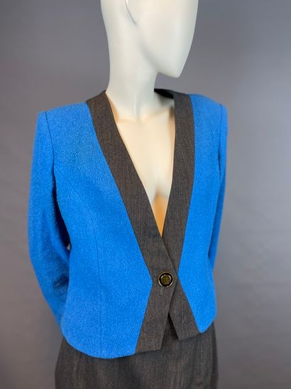  GIVENCHY 
Ensemble composé d'une veste bleue gansée gris en laine et nylon, col...