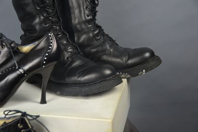 null *Lot de chaussures dont :

DG

- Richelieu à talon en en cuir noir, bouts pointus...