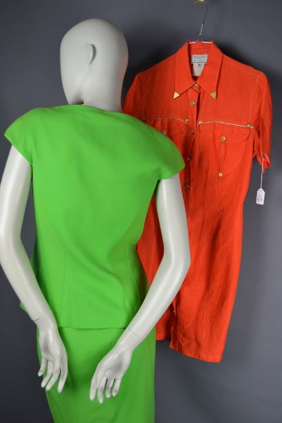  *Lot de vêtements divers dont : 
VERSUS Gianni VERSACE 
- Robe chemise orange, col...