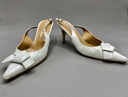 null 
JET SET

Quatre paires de chaussures : 

- Escarpins en cuir blanc peep-toes,...