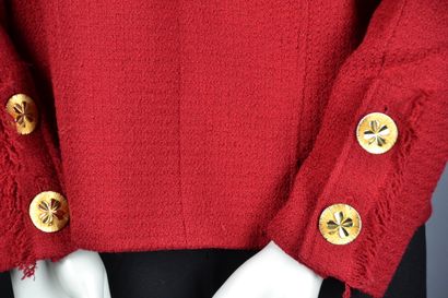null CHANEL

Veste en tweed de laine rouge, manches longues, col rond et deux poches...
