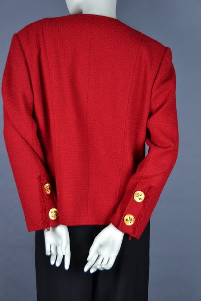 null CHANEL

Veste en tweed de laine rouge, manches longues, col rond et deux poches...
