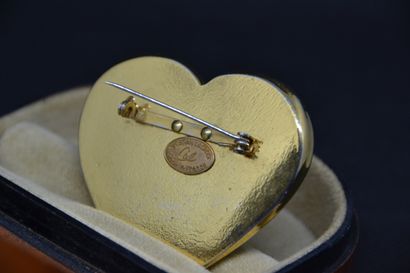 null Christian LACROIX 

Broche en métal doré en forme de coeur. Relief saillant...