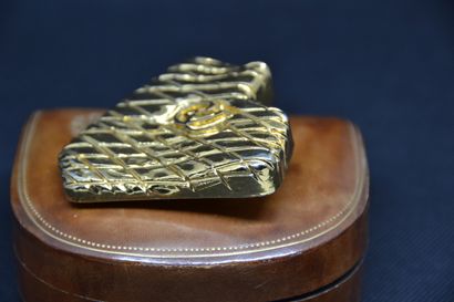  Christian LACROIX 
Broche en métal doré en forme de coeur stylisé. Relief en quadrillage...