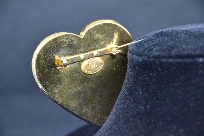 null Christian LACROIX 

Gold-plated metal brooch in the shape of a heart. Raised...