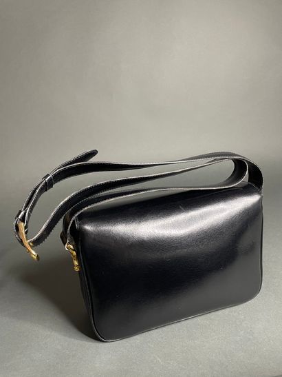 null Lot of three handbags including :

CELINE 

- Black leather bag

Gianni VERSACE...