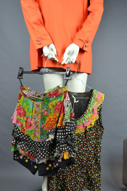 null *Lot of clothes including :

VERSUS VERSACE

- Orange silk jacket, notched shawl...