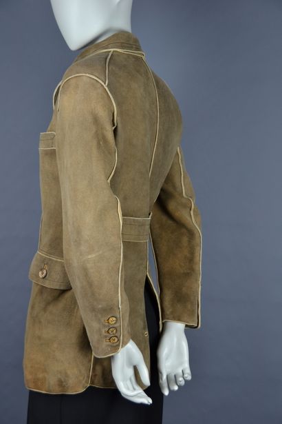 null ALAIA Paris

Light brown long jacket with a beige line in Tyrolean style skin,...