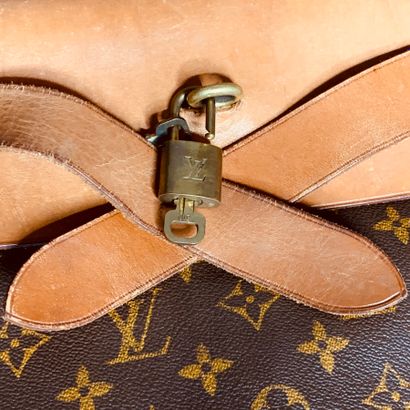 null Louis VUITTON

Sac "Steamer" en cuir naturel en toile monogram, fermeture patte...