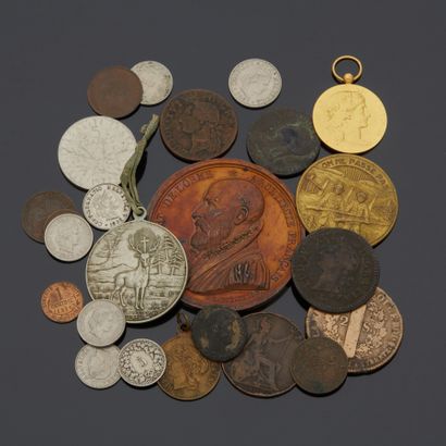 Lot de pièces et médailles diverses en métal...