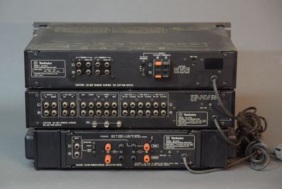 null Ensemble TECHNICS de la série 9000 de 1977 comprenant :

L'ampli de puissance...