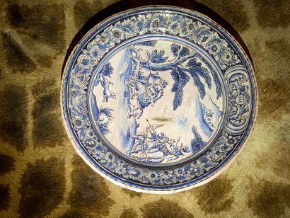 null Large dish in white and blue earthenware decorated on the wing with floral scrolls,...
