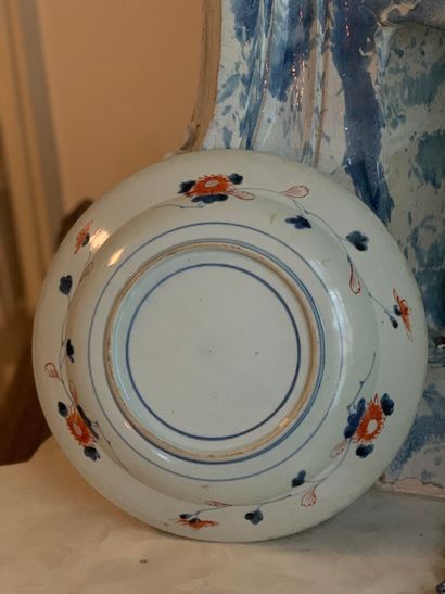 null Round porcelain dish with Imari decoration in reserves of animals and a phoenix,...
