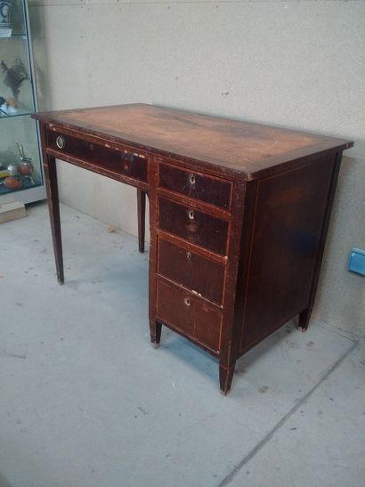 null 
Small veneer desk with four drawers, leather top

(accidents, stains, wear)

Height...