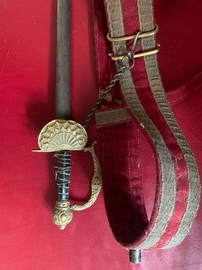 null Epée d’enfant et baudrier ceinture en velours rouge et fils dorés.

XIXe siècle...