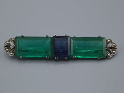 null Silver brooch set with two green stones and a blue stone emerald cut

Gross...
