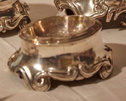 null 
Saltcellar in silver, resting on four scrolled feet




18th century, old hallmarks...