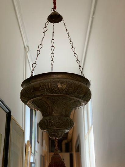 null Deux lampes de mosquée en cuivre à décor au repoussé de feuillages et motifs...