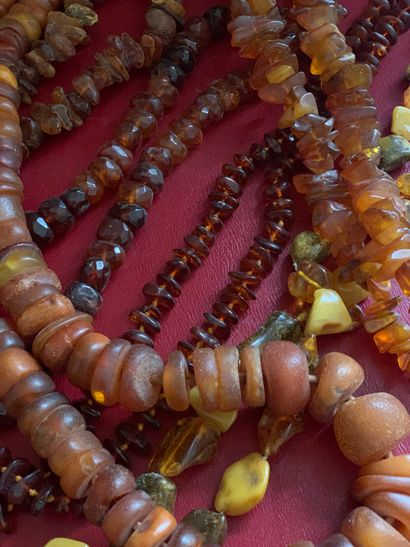 null Lot of eight necklaces, six of them in amber.