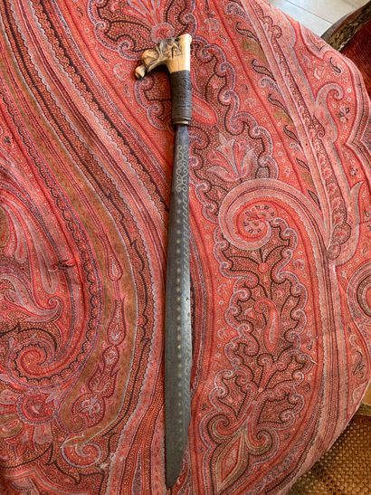 null Large knife with a steel blade decorated with copper inlay and scrollwork. The...