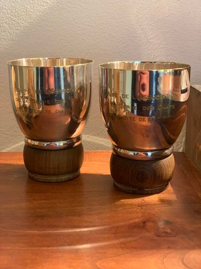 null Two trophy cups in silver plated metal and walnut base.

Height : 9.8 cm