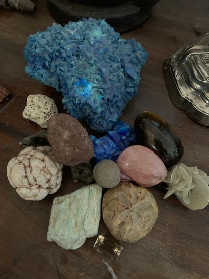 null Lot of various hard stones (including blue stone).