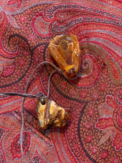 null Two amber pendants.

Heights: 3.8 and 4.2 cm