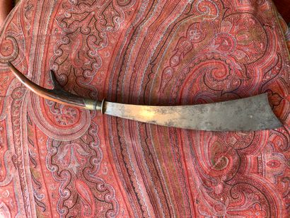 null Small iron sword blade, with engraved decoration of stylized scroll. Handle...