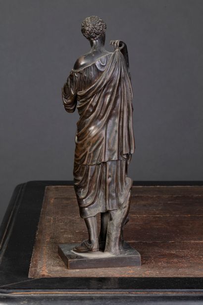 null Bronze statuette with brown patina representing a woman draped in the antique...