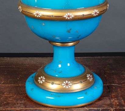 null Important vase en cristal opalin bleu à décor émaillé de fins branchages fleuris...