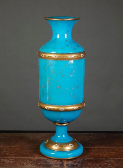 null Important vase en cristal opalin bleu à décor émaillé de fins branchages fleuris...
