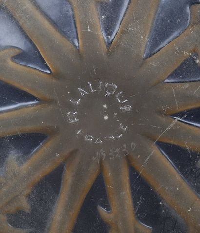 null René LALIQUE - Plat en cristal à décor de chardon.

Signé R Lalique France et...