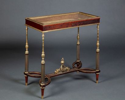 null Petite table vitrine de style Louis XVI en acajou et placage d'acajou, ouvrant...