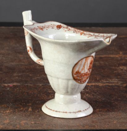 null Small helmet sauceboat in porcelain of the Compagnie des Indes with red and...