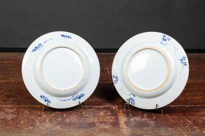 null Suite de six assiettes en porcelaine de la Compagnie des Indes à décor blanc-bleu...