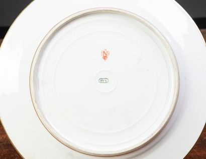 null Deux assiettes en porcelaine de Sèvres à décor doré de palmettes et rinceaux,...