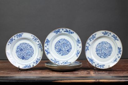 null Suite de six assiettes en porcelaine de la Compagnie des Indes à décor blanc-bleu...