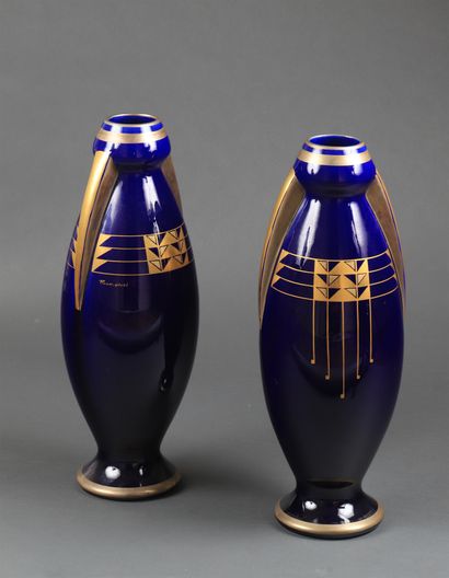 null PINON-HEUZÉ (XX)

Paire de vases en céramique à fond bleu à décor doré de frises...