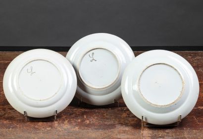 null Six assiettes en porcelaine de Chine à décor de scènes de cour.

XIXe siècle

Diamètre...