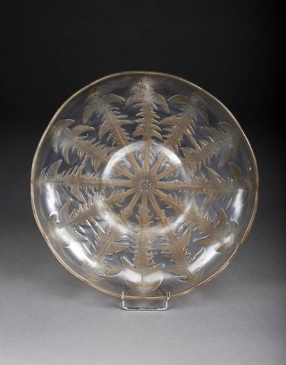 null René LALIQUE - Plat en cristal à décor de chardon.

Signé R Lalique France et...